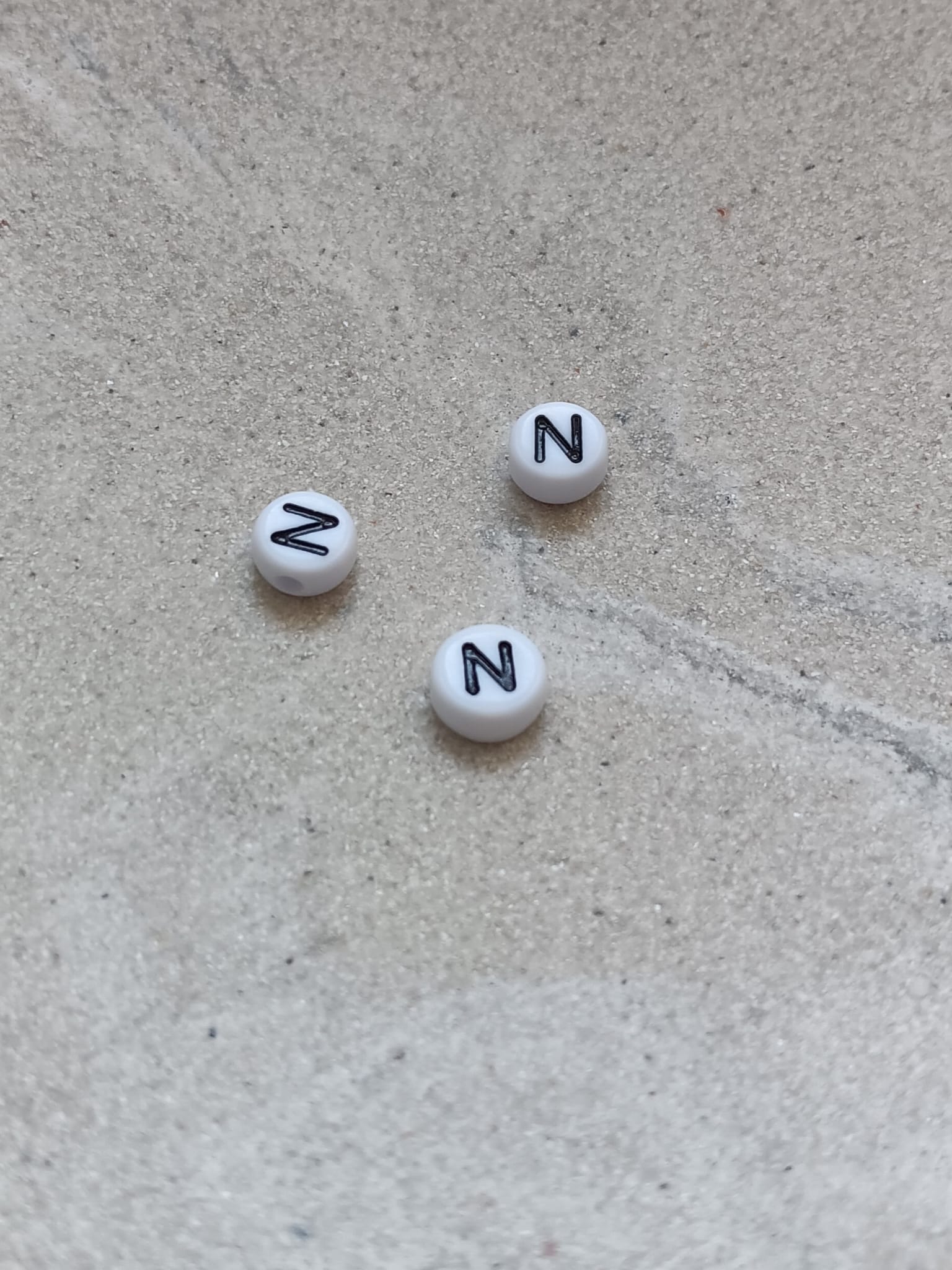 perlesetcreationbijoux - perle lettre N en acrylique blanc et noir de 7 mm