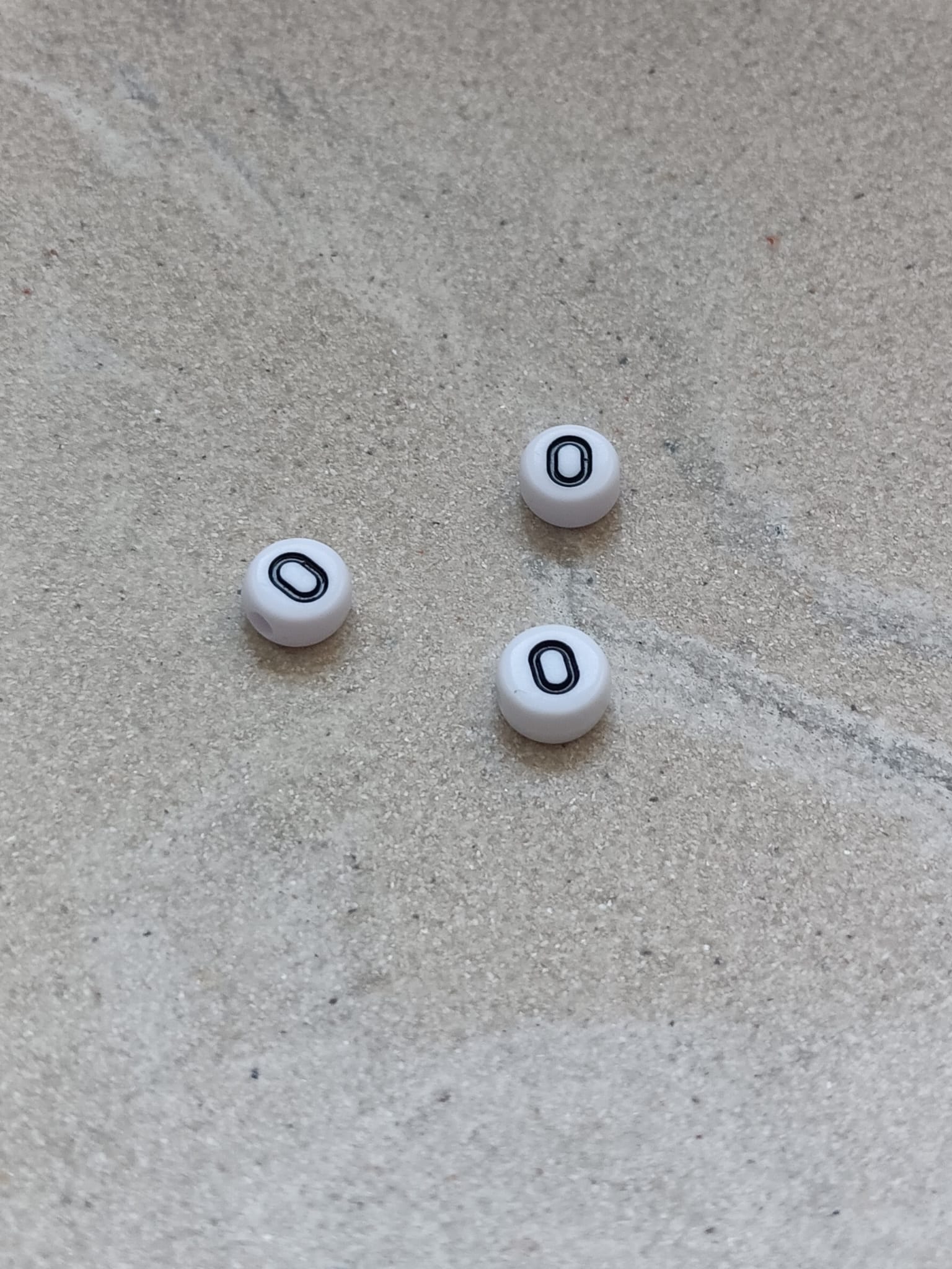 perlesetcreationbijoux - perle lettre O en acrylique blanc et noir de 7 mm