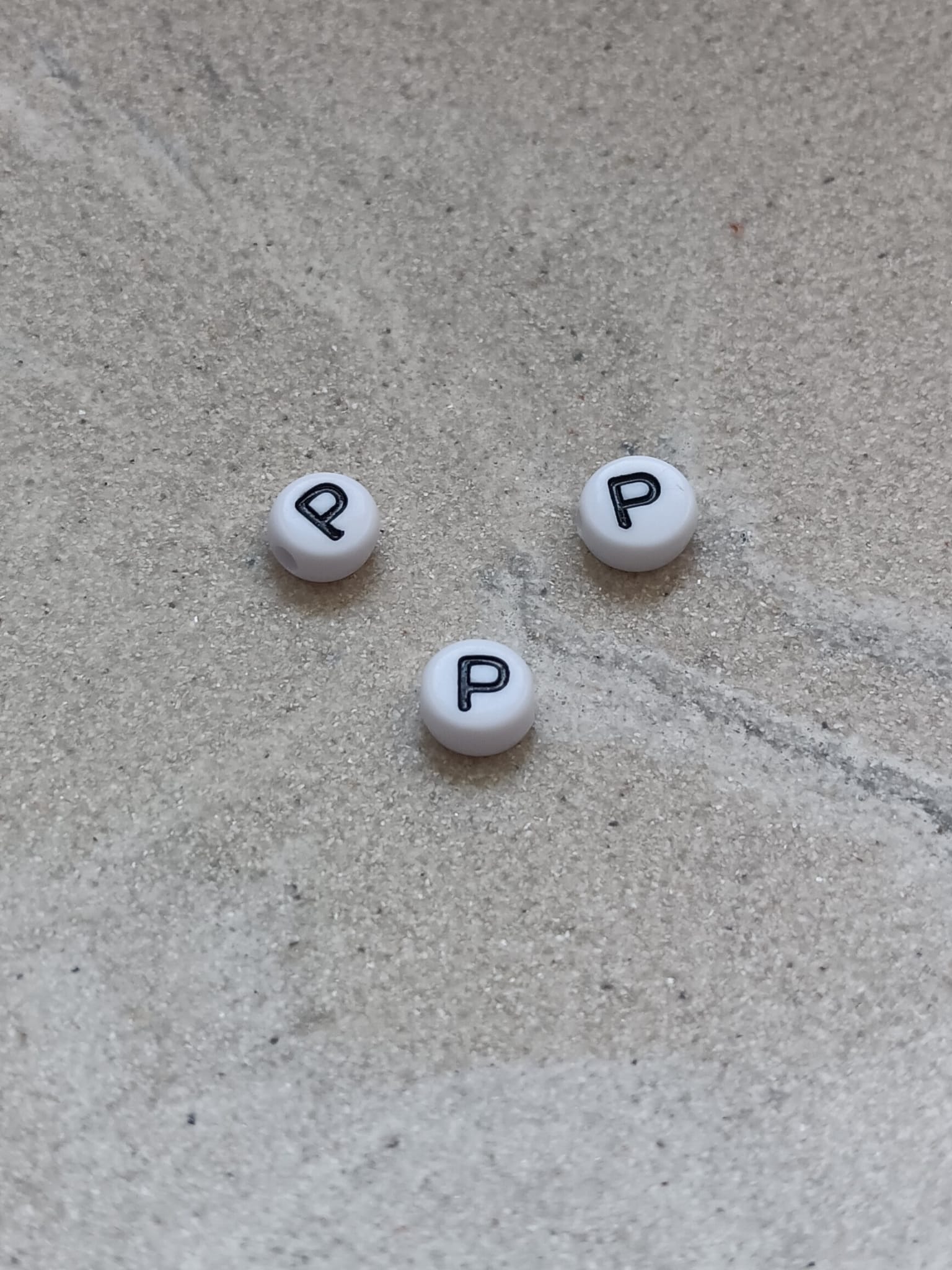 perlesetcreationbijoux - perle lettre P en acrylique blanc et noir de 7 mm