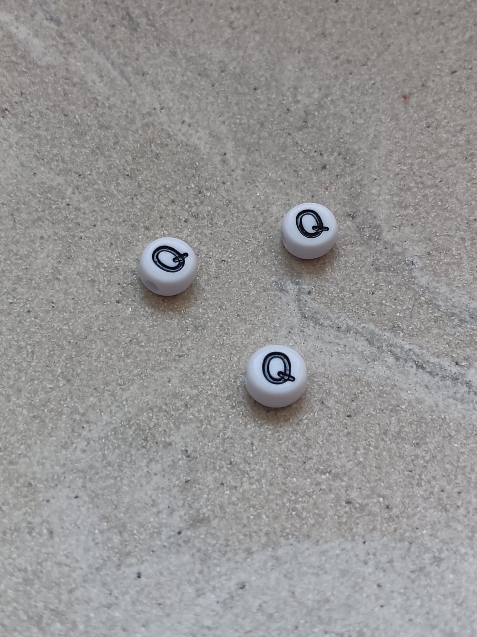 perlesetcreationbijoux - perle lettre Q en acrylique blanc et noir de 7 mm