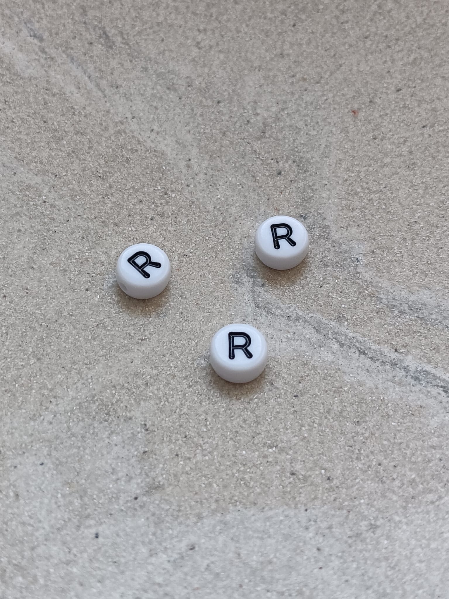 perlesetcreationbijoux - perle lettre R en acrylique blanc et noir de 7 mm