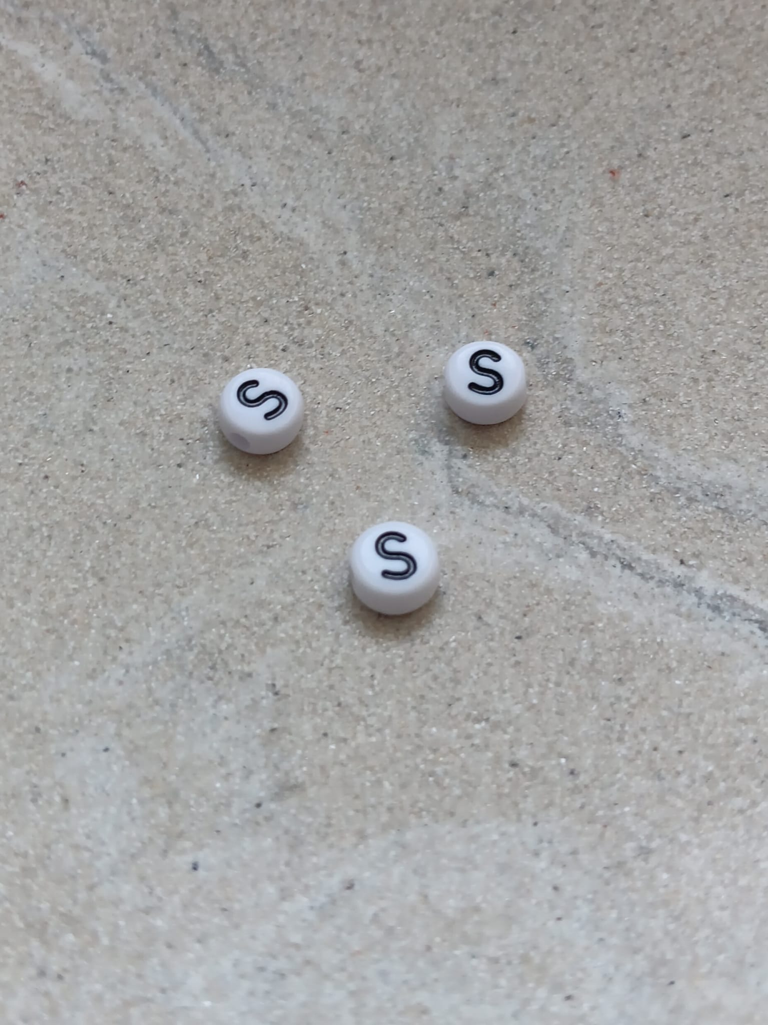 perlesetcreationbijoux - perle lettre S en acrylique blanc et noir de 7 mm