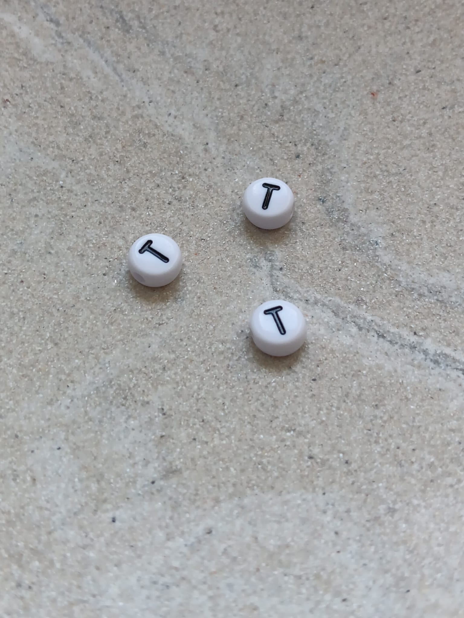 perlesetcreationbijoux - perle lettre T en acrylique blanc et noir de 7 mm