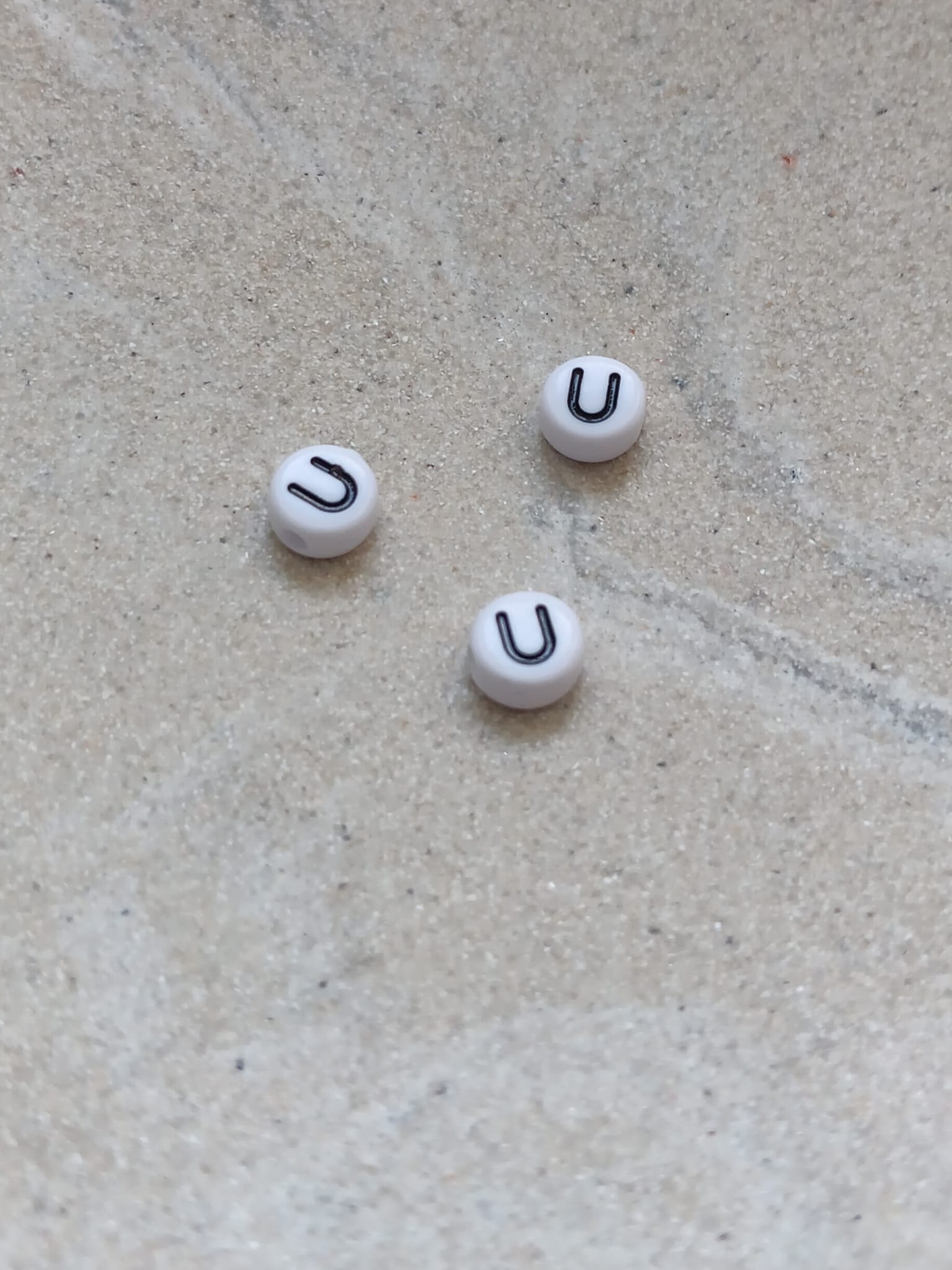 perlesetcreationbijoux - perle lettre U en acrylique blanc et noir de 7 mm