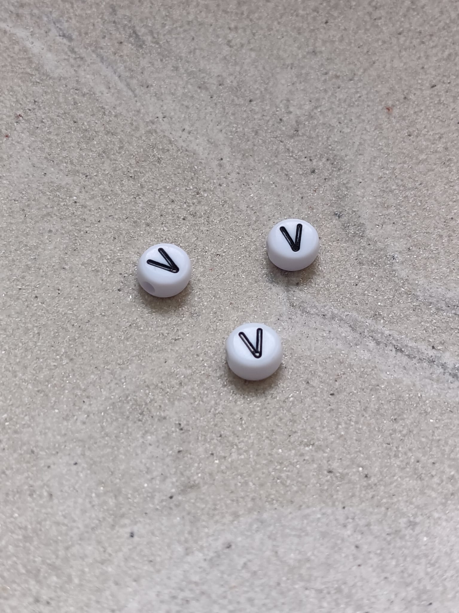 perlesetcreationbijoux - perle lettre V en acrylique blanc et noir de 7 mm