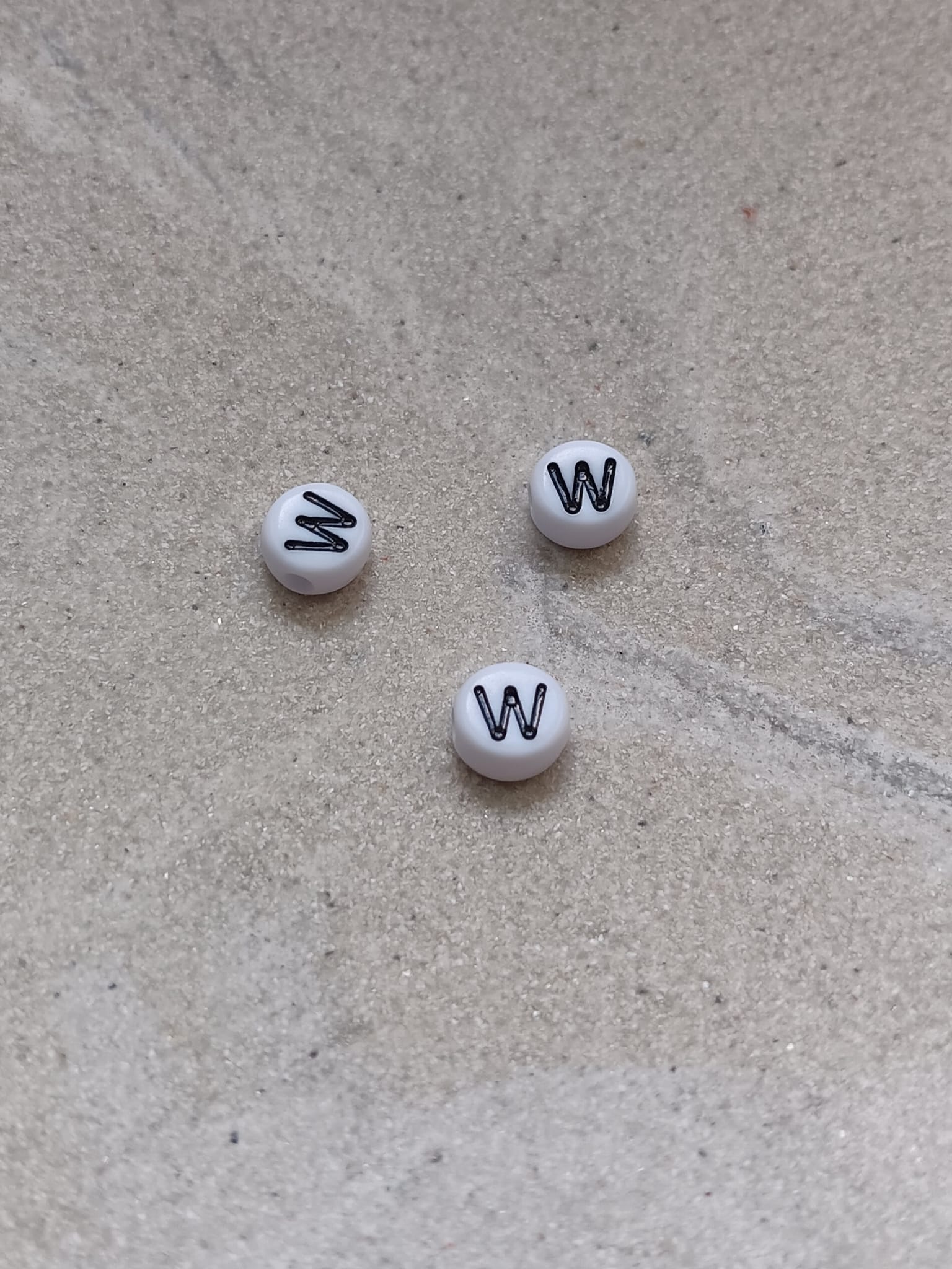 perlesetcreationbijoux - perle lettre W en acrylique blanc et noir de 7 mm