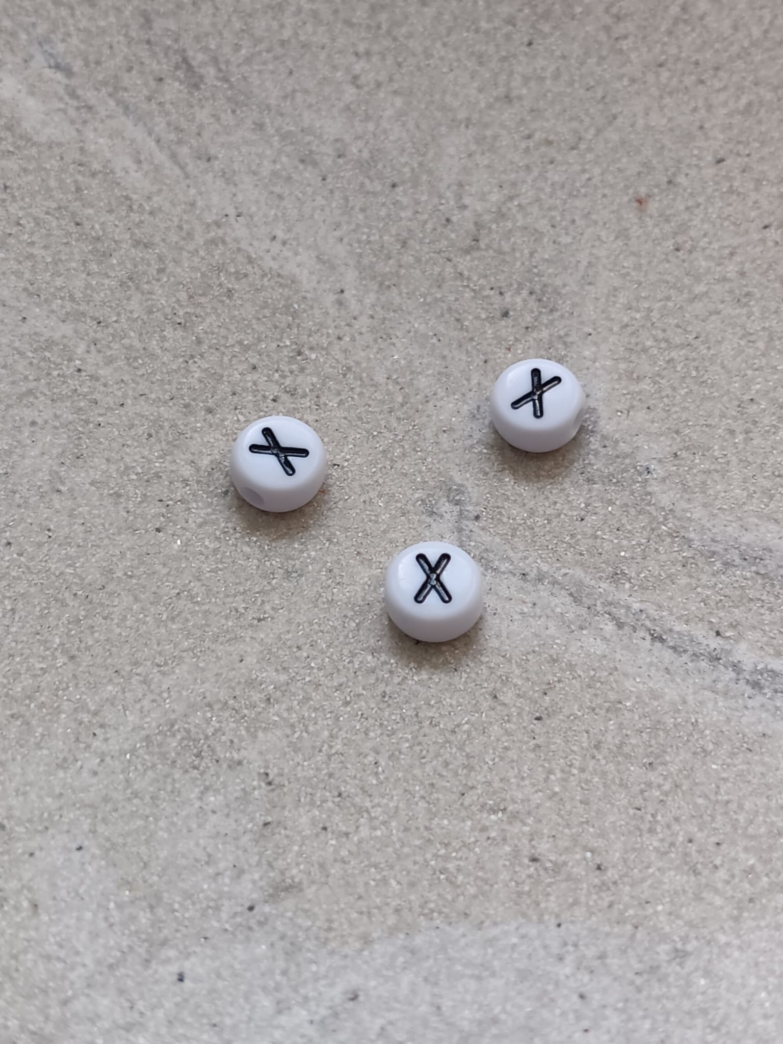 perlesetcreationbijoux - perle lettre X en acrylique blanc et noir de 7 mm