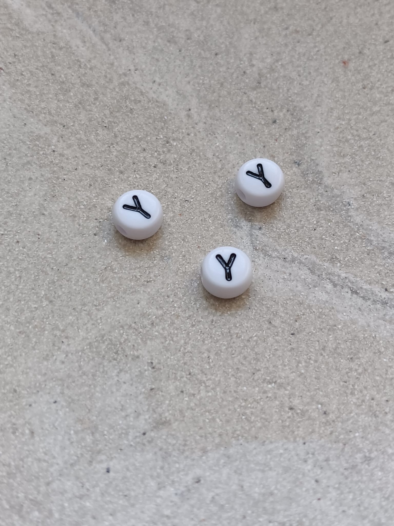 perlesetcreationbijoux - perle lettre Y en acrylique blanc et noir de 7 mm