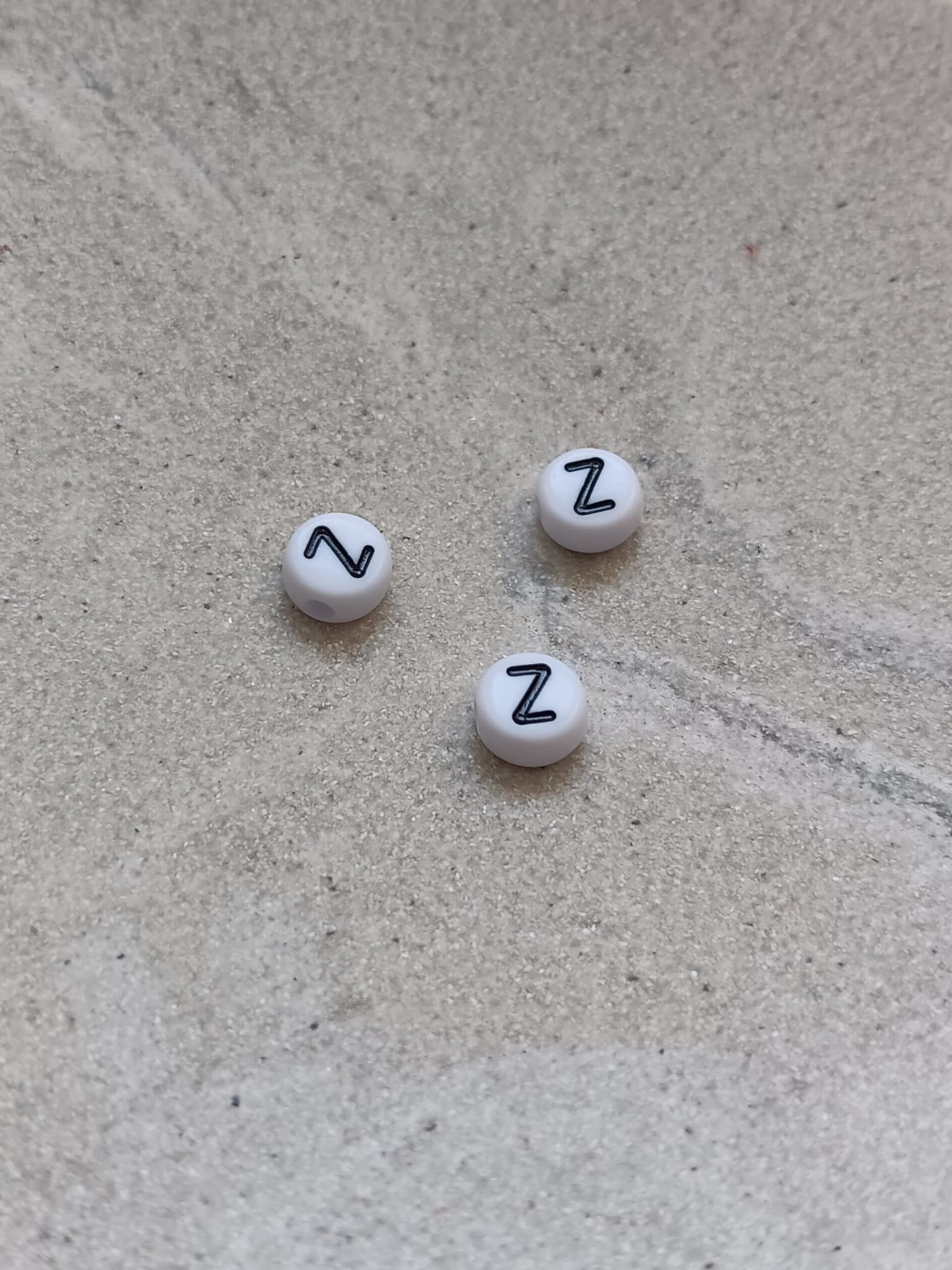 perlesetcreationbijoux - perle lettre Z en acrylique blanc et noir de 7 mm