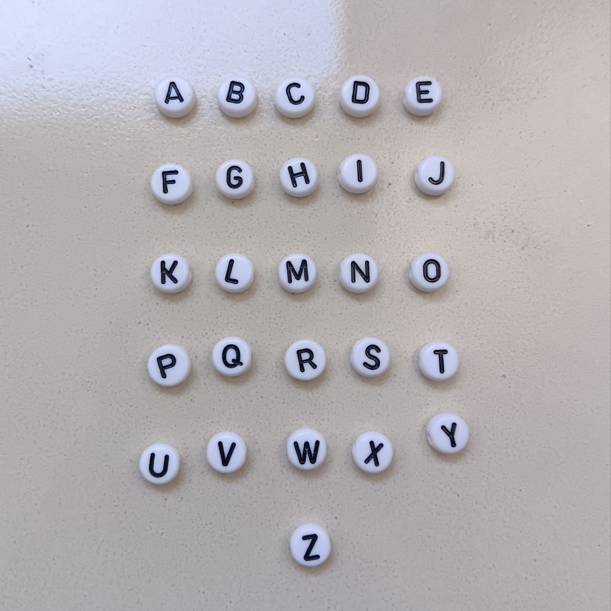 perlesetcreationbijoux - perles lettres / alphabet en acrylique blanc et noir 7 mm