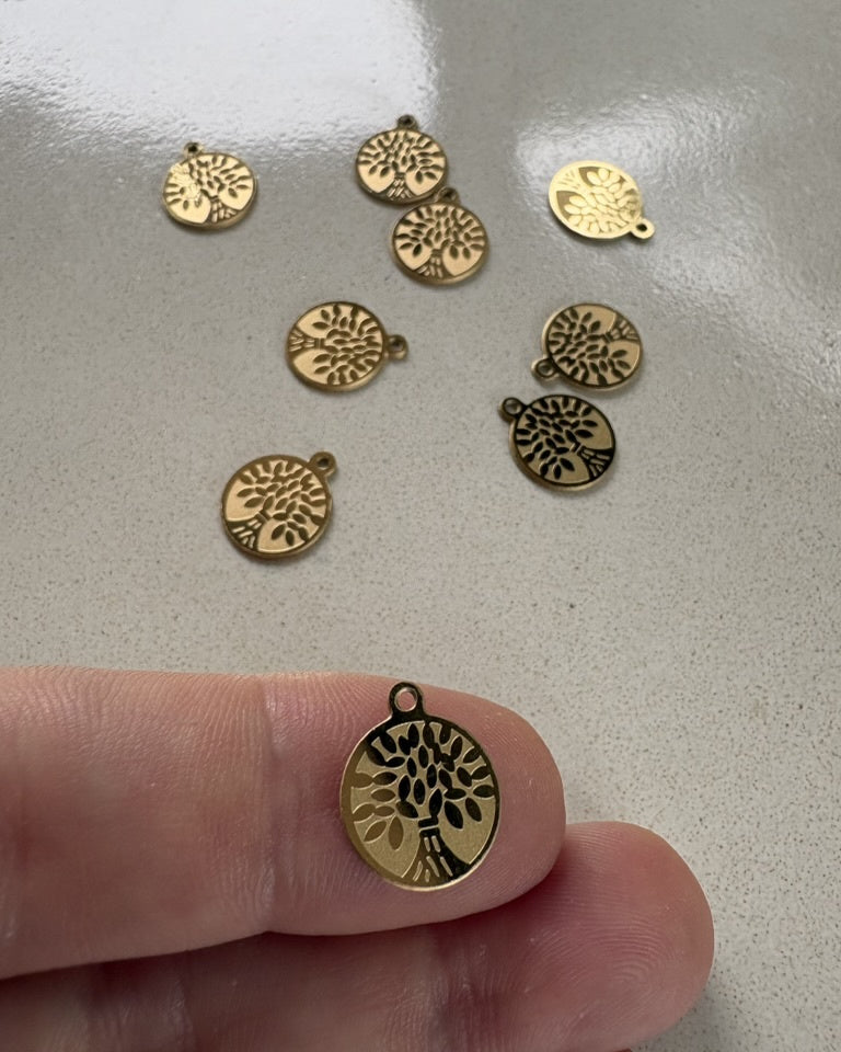 perlesetcreationbijoux - breloques ronde arbre de vie en acier inoxydable doré PVD de 13x11 mm