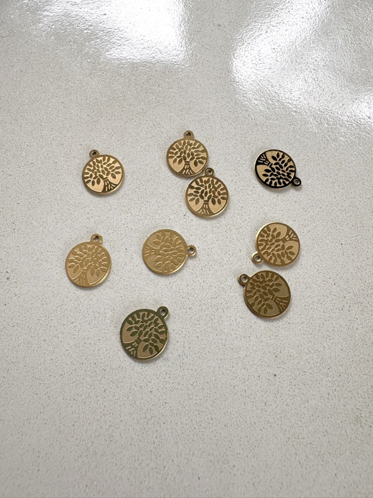 perlesetcreationbijoux - breloques ronde arbre de vie en acier inoxydable doré PVD de 13x11 mm