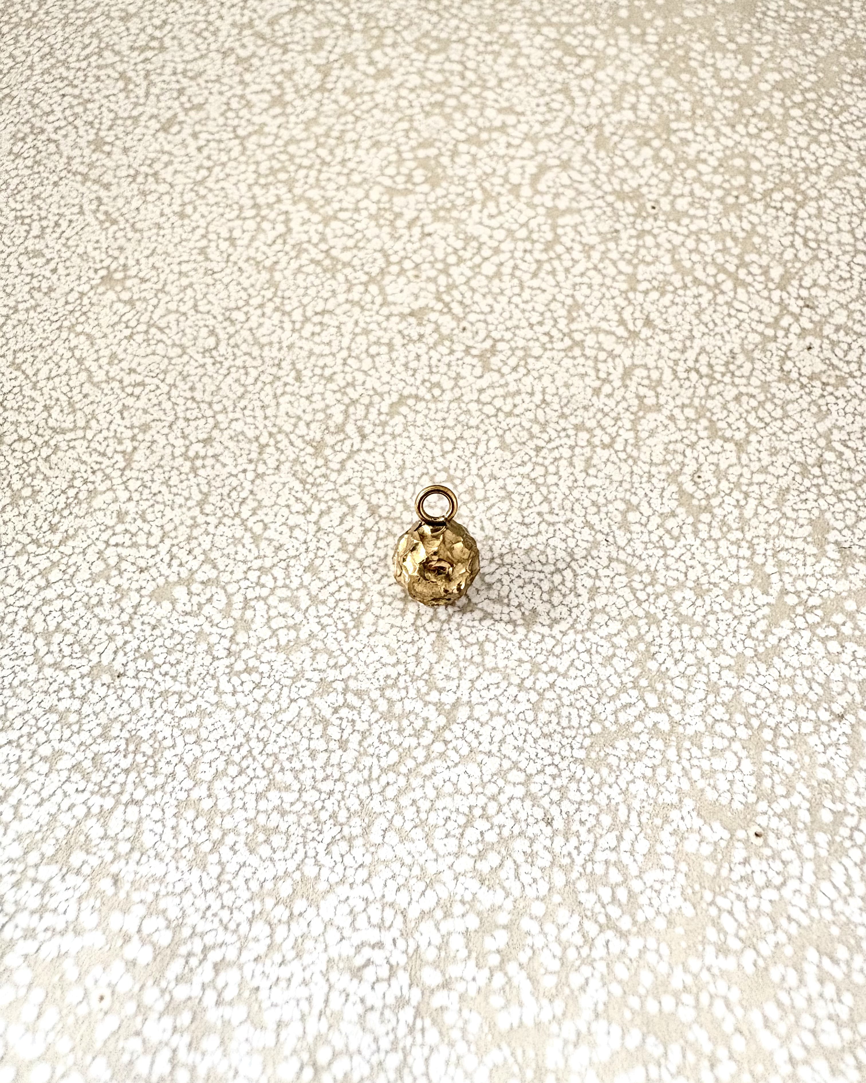 perlesetcreationbijoux - breloque boule texturée en acier inoxydable doré PVD de 9x6 mm