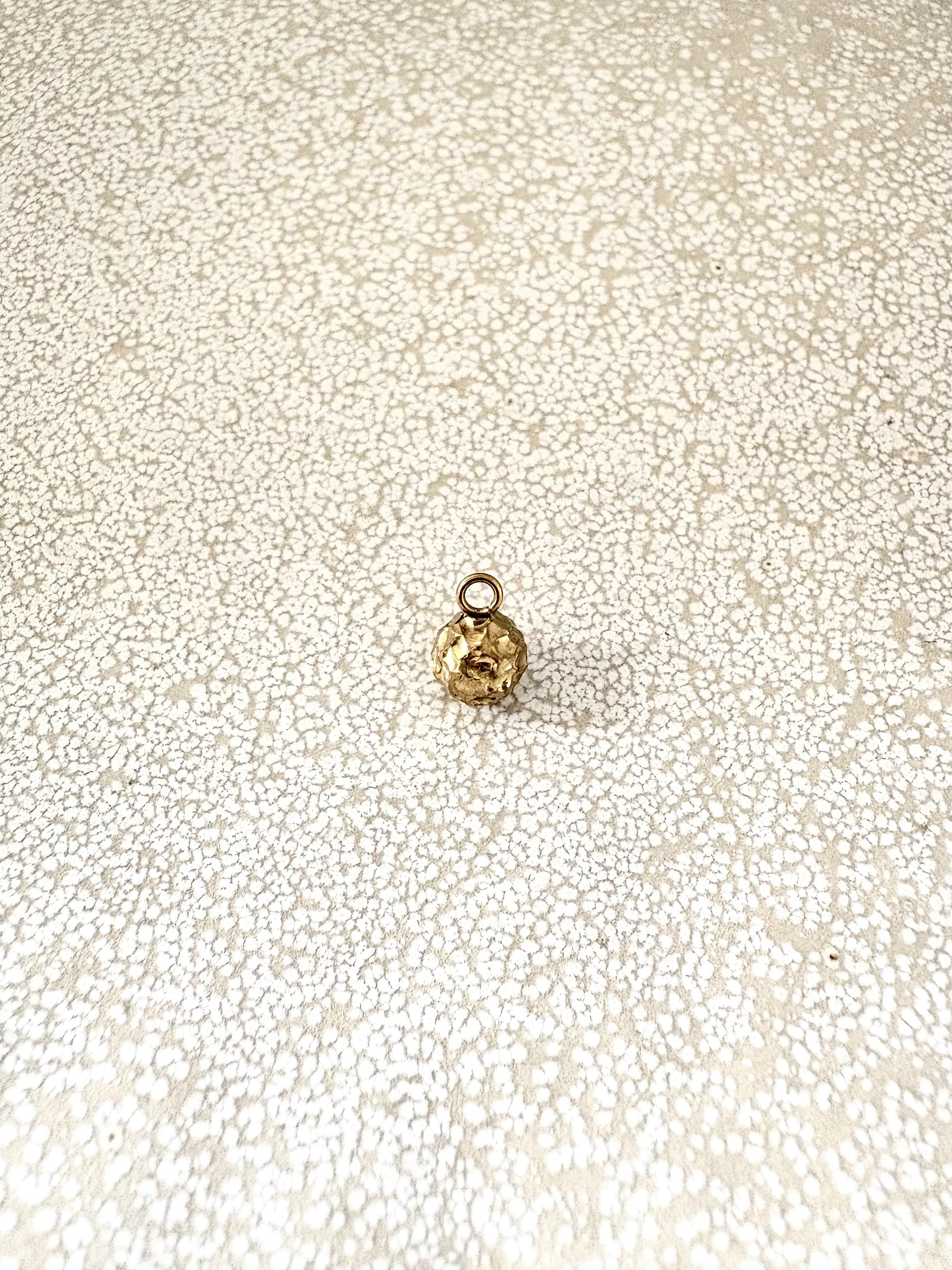 perlesetcreationbijoux - breloque boule texturée en acier inoxydable doré PVD de 9x6 mm