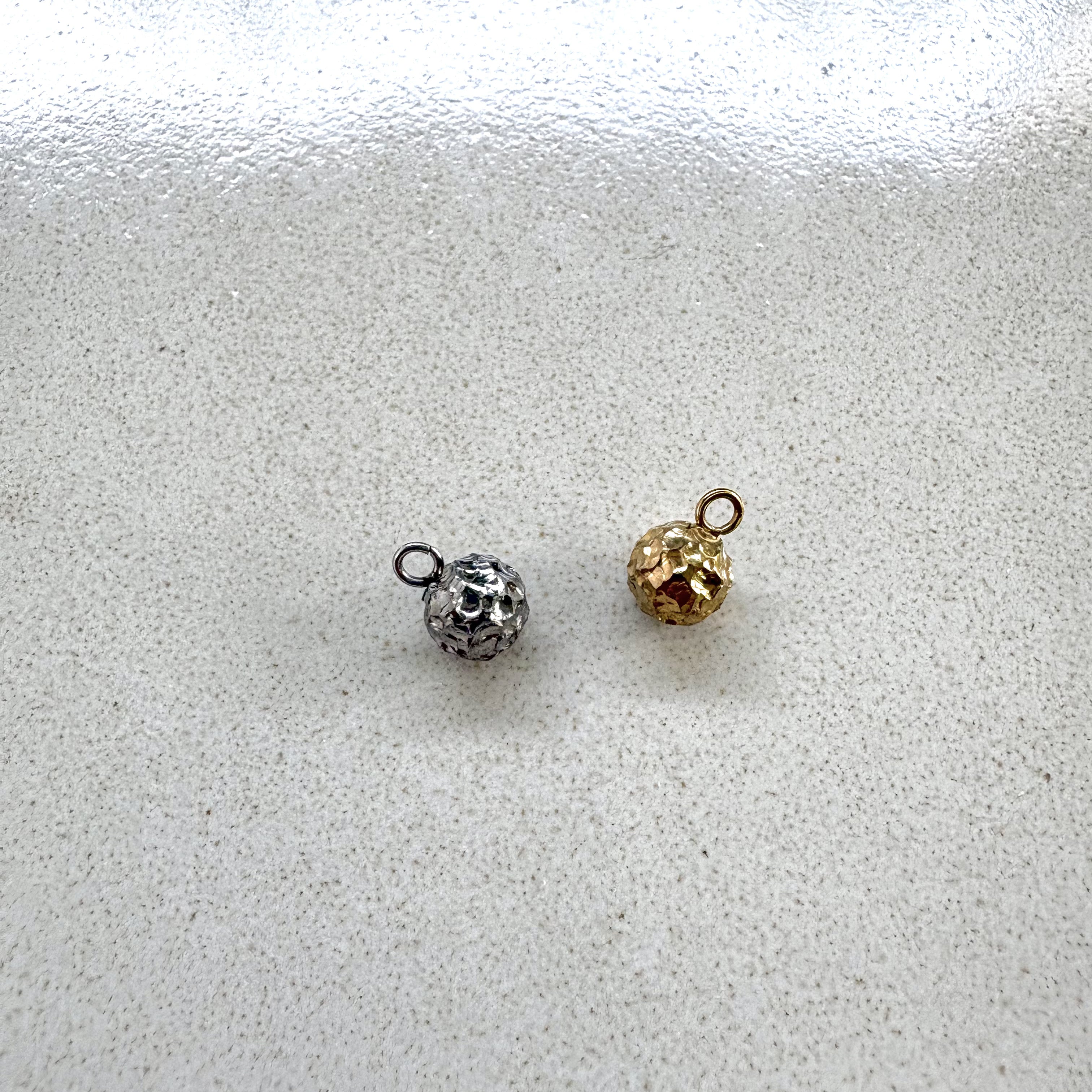 perlesetcreationbijoux - breloques boule texturée en acier inoxydable doré PVD et argenté de 9x6 mm