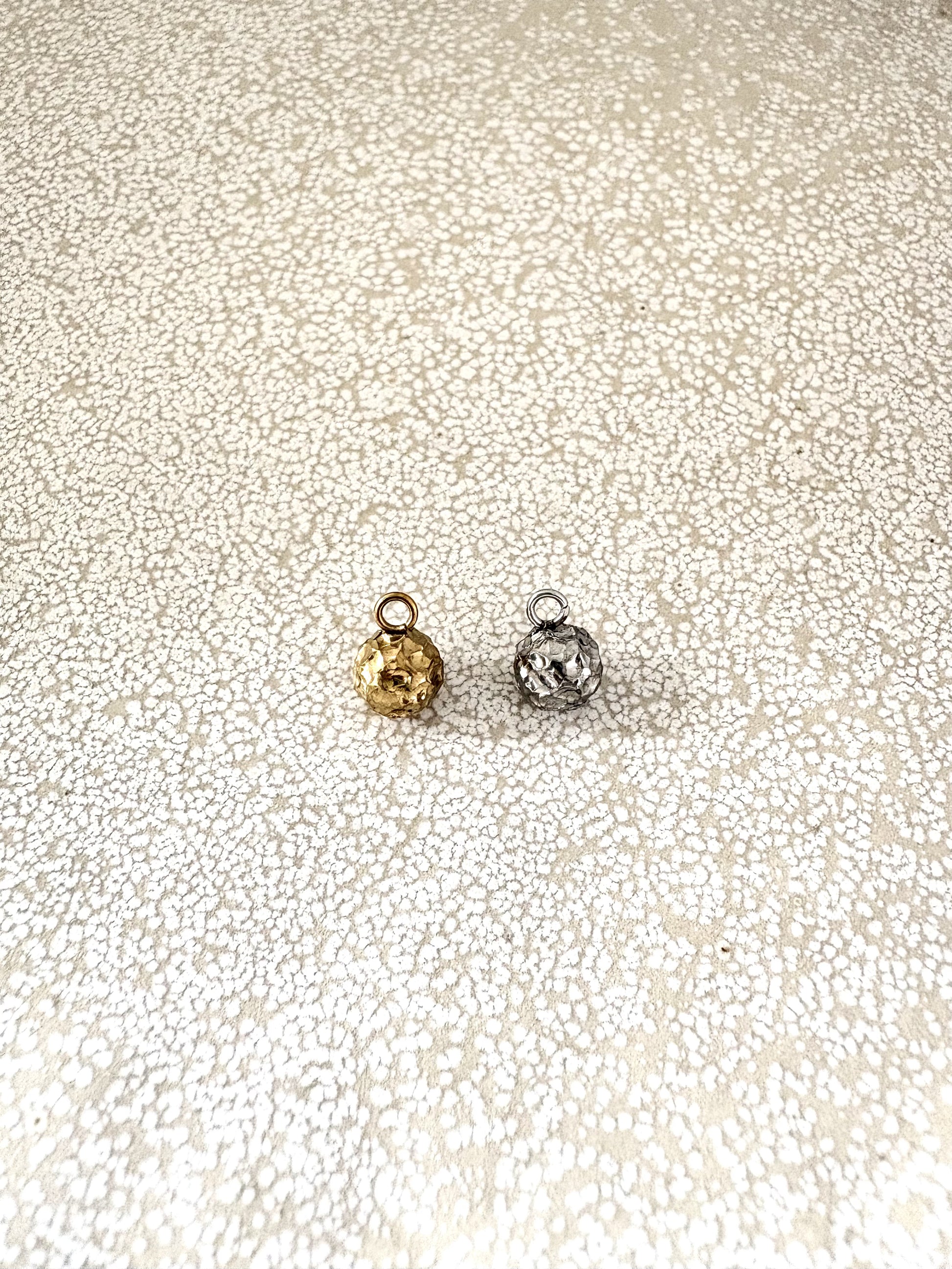 perlesetcreationbijoux - breloques boule texturée en acier inoxydable doré PVD et argenté de 9x6 mm