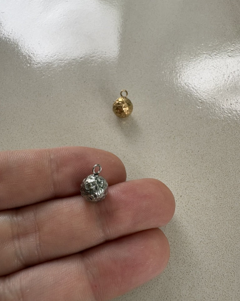 perlesetcreationbijoux - breloques boule texturée en acier inoxydable doré PVD et argenté de 11x8 mm