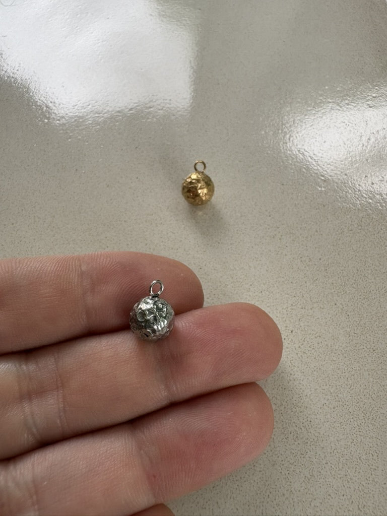 perlesetcreationbijoux - breloques boule texturée en acier inoxydable doré PVD et argenté de 11x8 mm