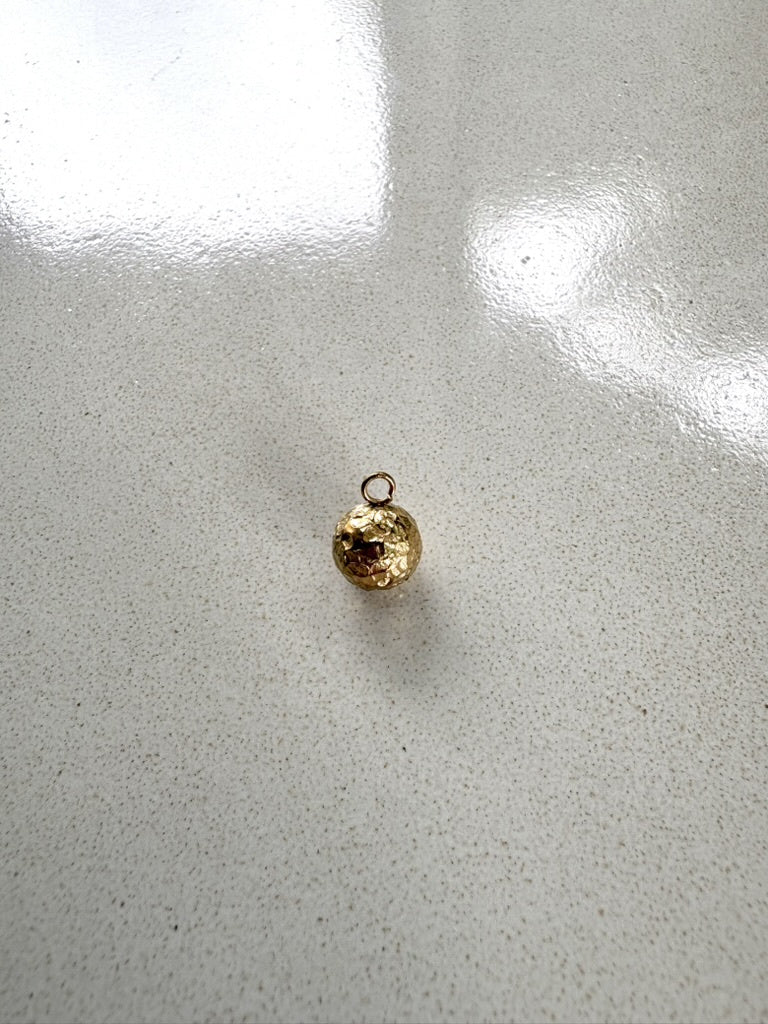 perlesetcreationbijoux - breloque boule texturée en acier inoxydable doré PVD de 11x8 mm