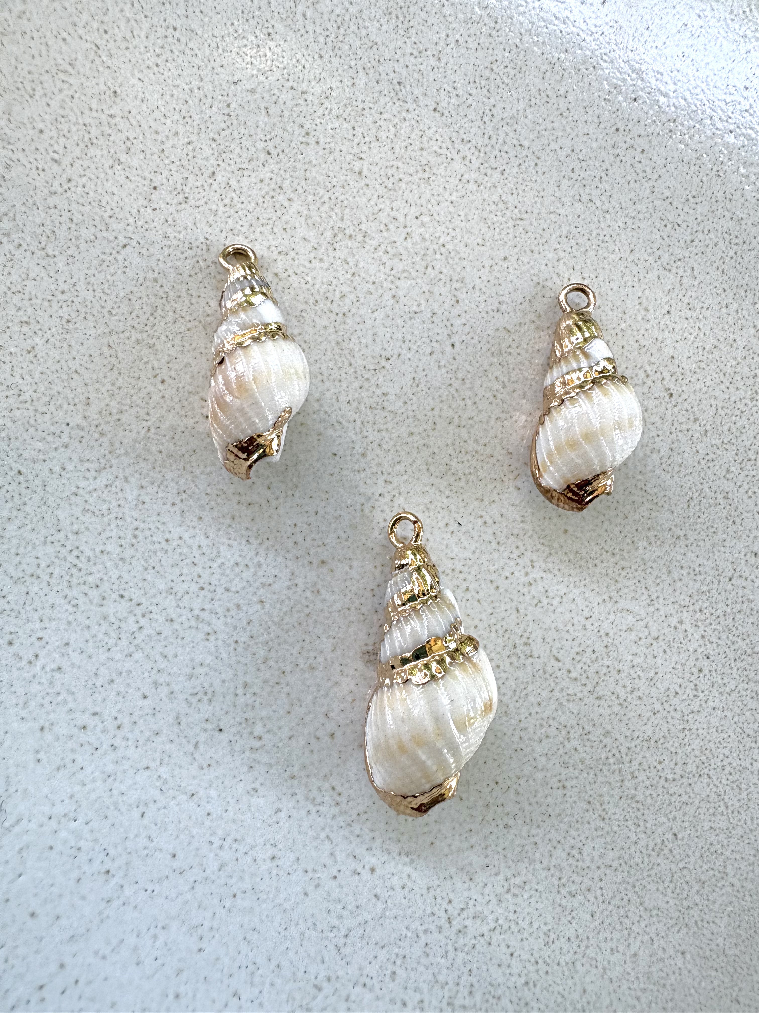 perlesetcreationbijoux - pendentifs coquillages forme spirale, dorés
