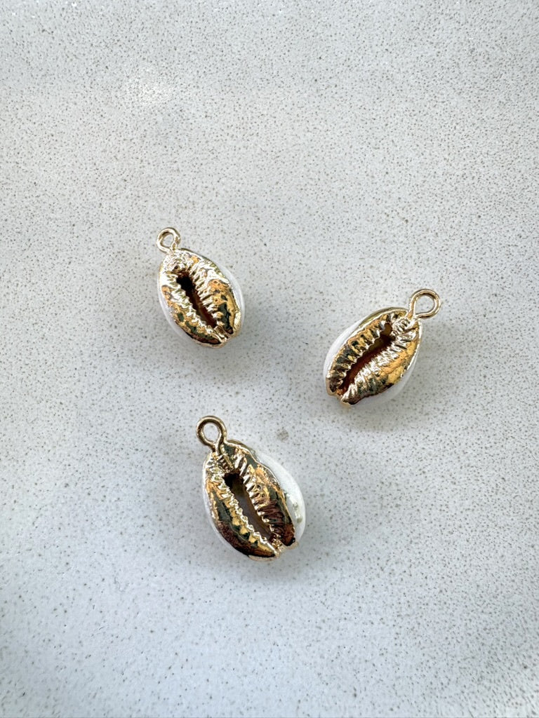 perlesetcreationbijoux - breloque coquillage cauri naturel et doré