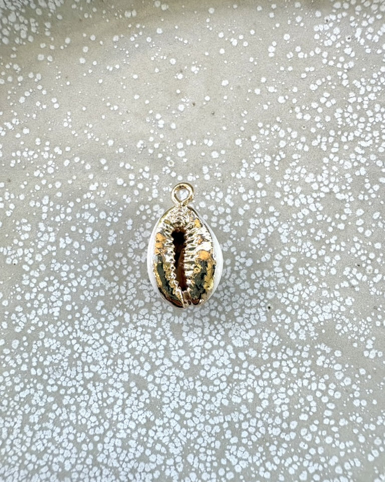 perlesetcreationbijoux - breloque coquillage cauri naturel et doré