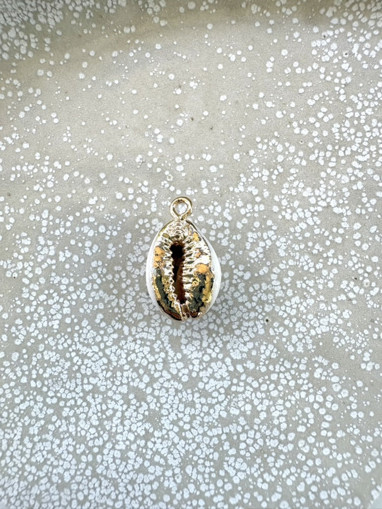 perlesetcreationbijoux - breloque coquillage cauri naturel et doré