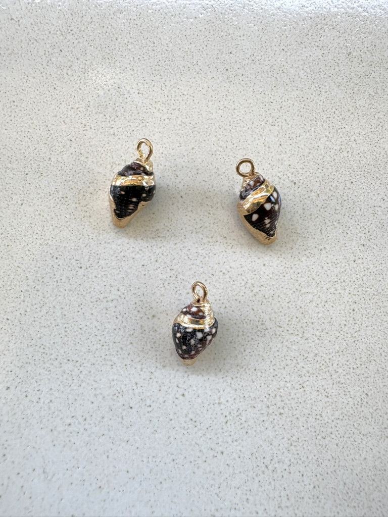 perlesetcreationbijoux - breloque coquillage marron et doré