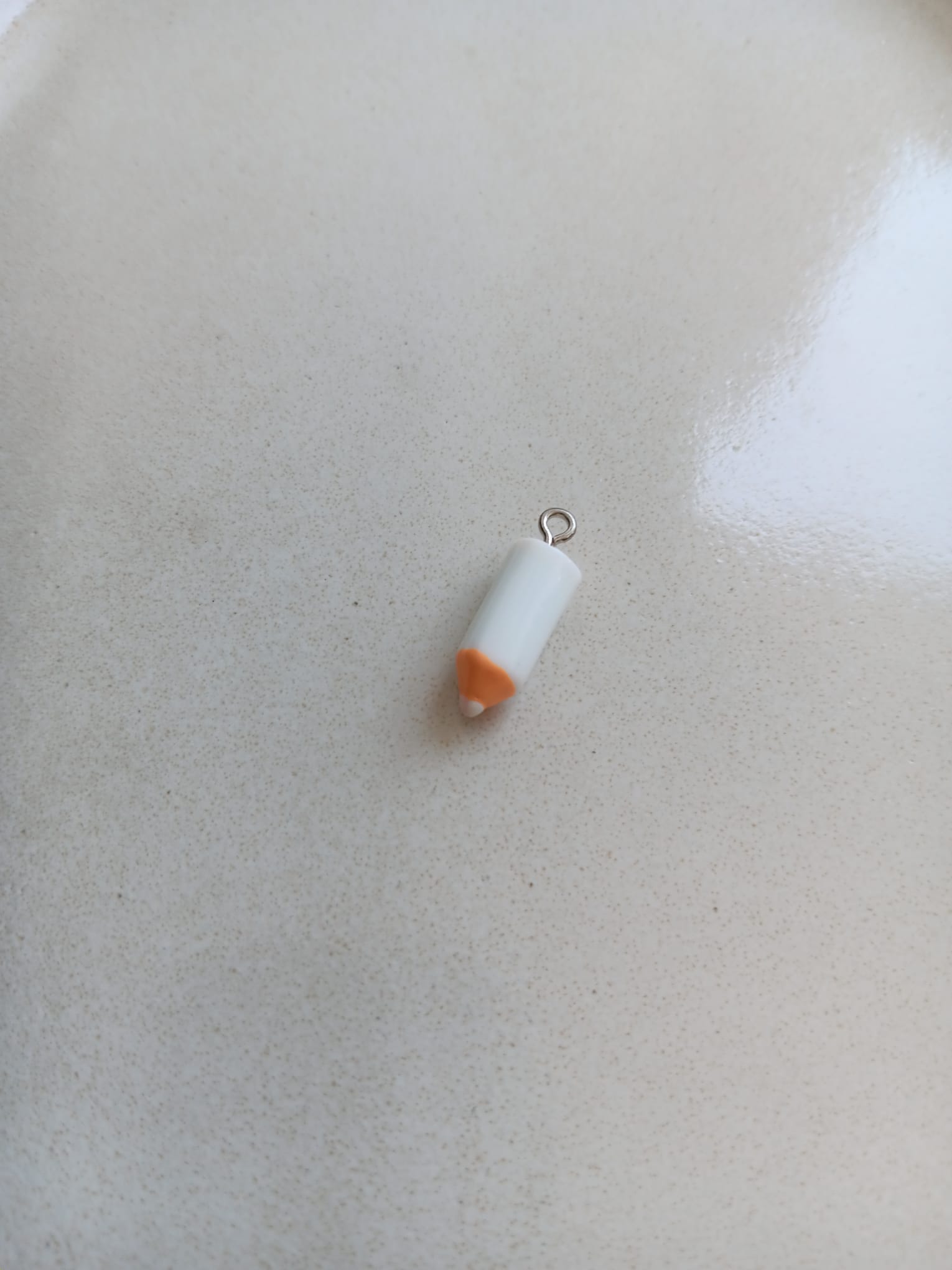 Breloque crayon en résine - 23x7mm