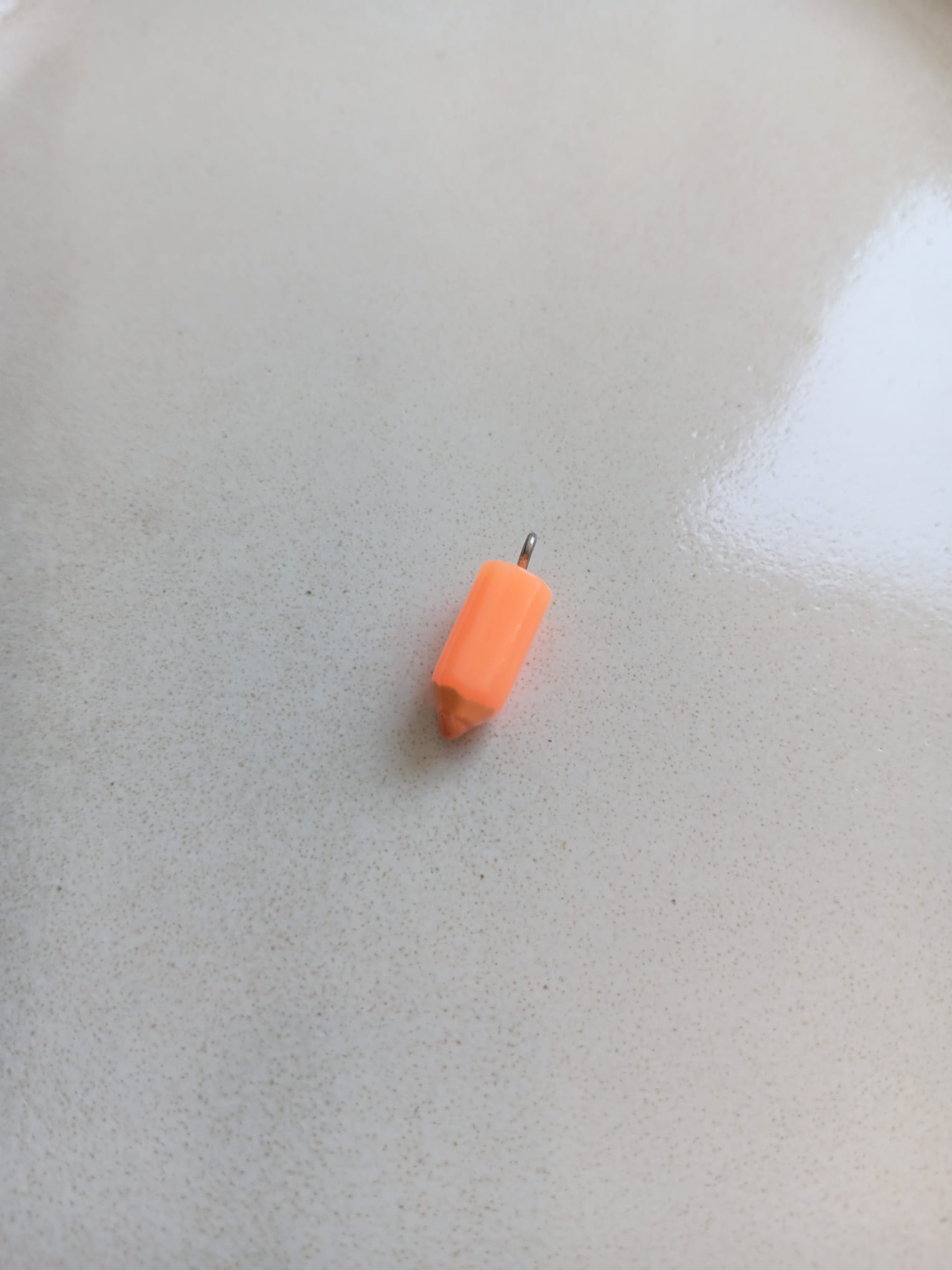 Breloque crayon en résine - 23x7mm