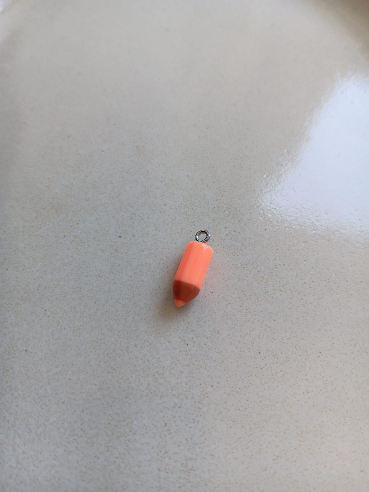 Breloque crayon en résine - 23x7mm