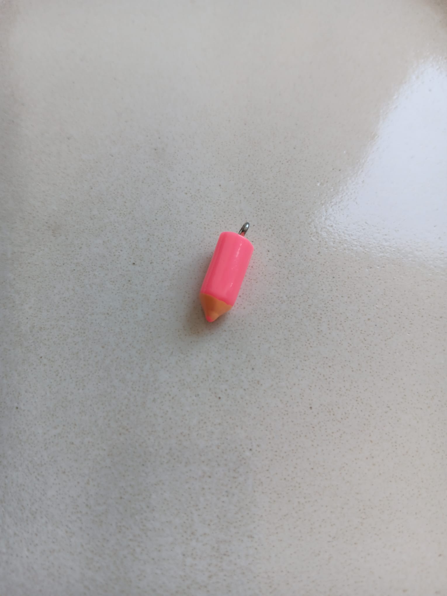 Breloque crayon en résine - 23x7mm