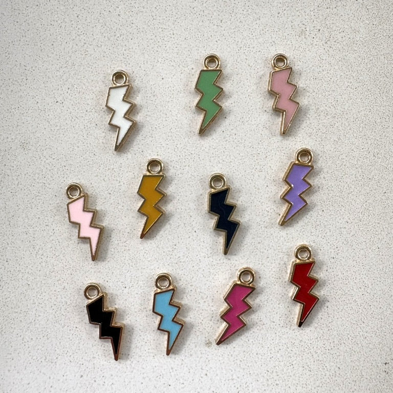 perlesetcreationbijoux - breloque éclair émaillé base en métal dore de 20x7 mm dans différentes couleurs