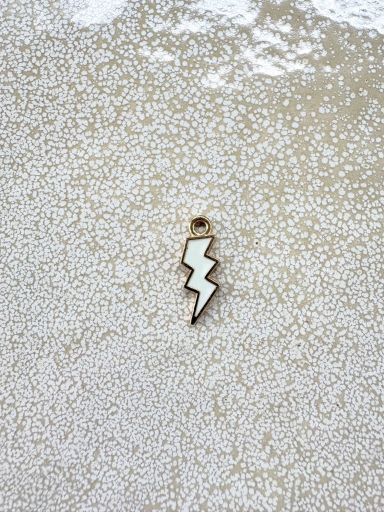 perlesetcreationbijoux - breloque éclair émaillé base en métal dore de 20x7 mm blanche