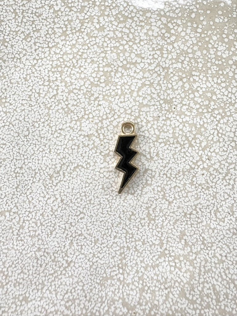 perlesetcreationbijoux - breloque éclair émaillé base en métal dore de 20x7 mm noir