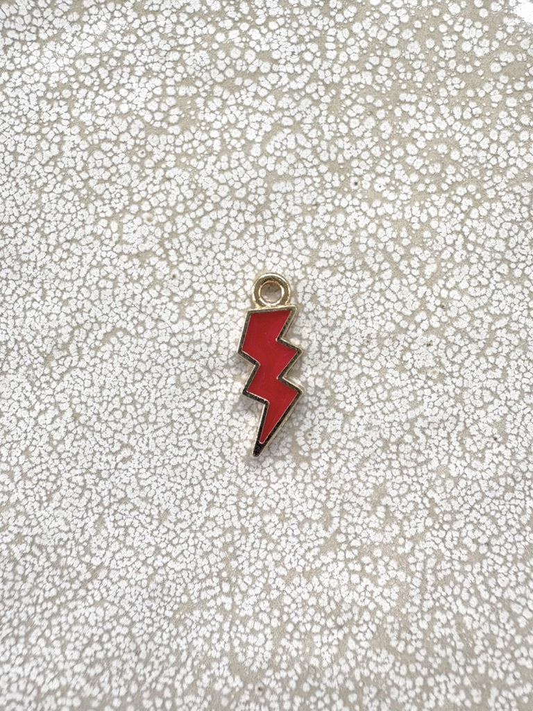 perlesetcreationbijoux - breloque éclair émaillé base en métal dore de 20x7 mm rouge