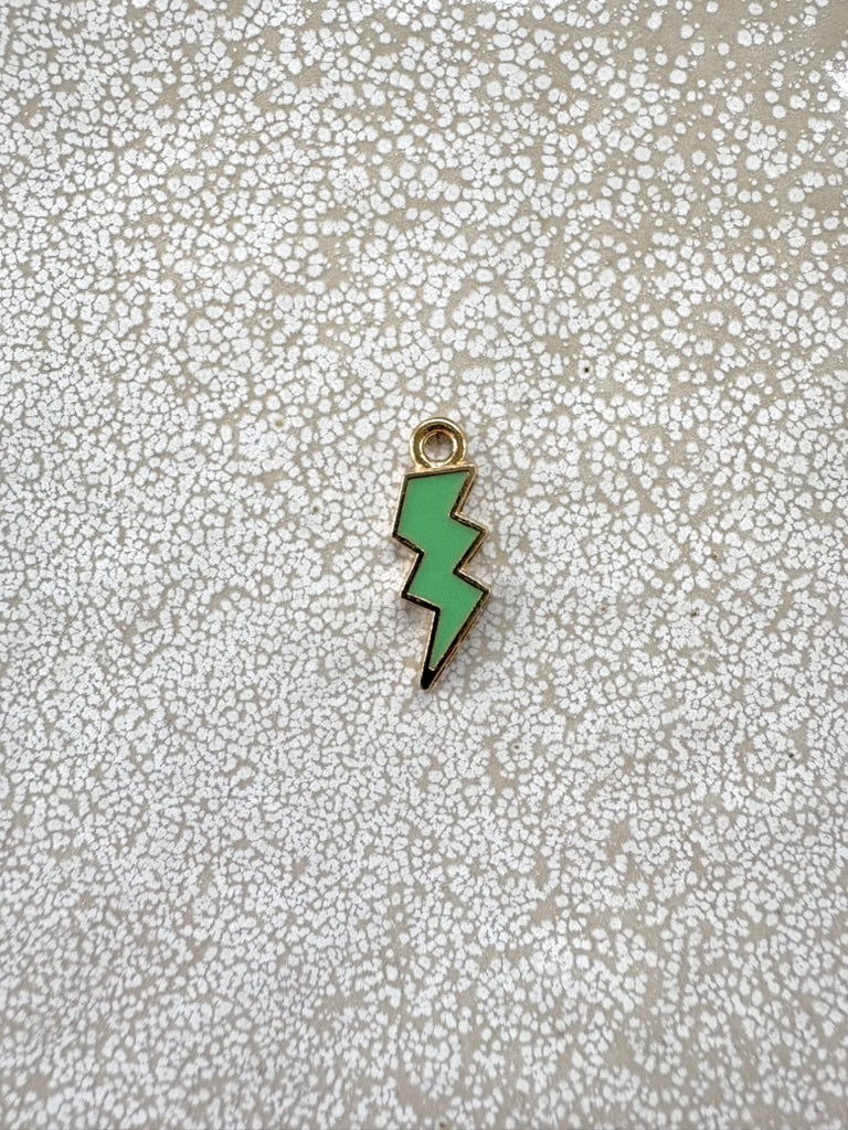 perlesetcreationbijoux - breloque éclair émaillé base en métal dore de 20x7 mm verte