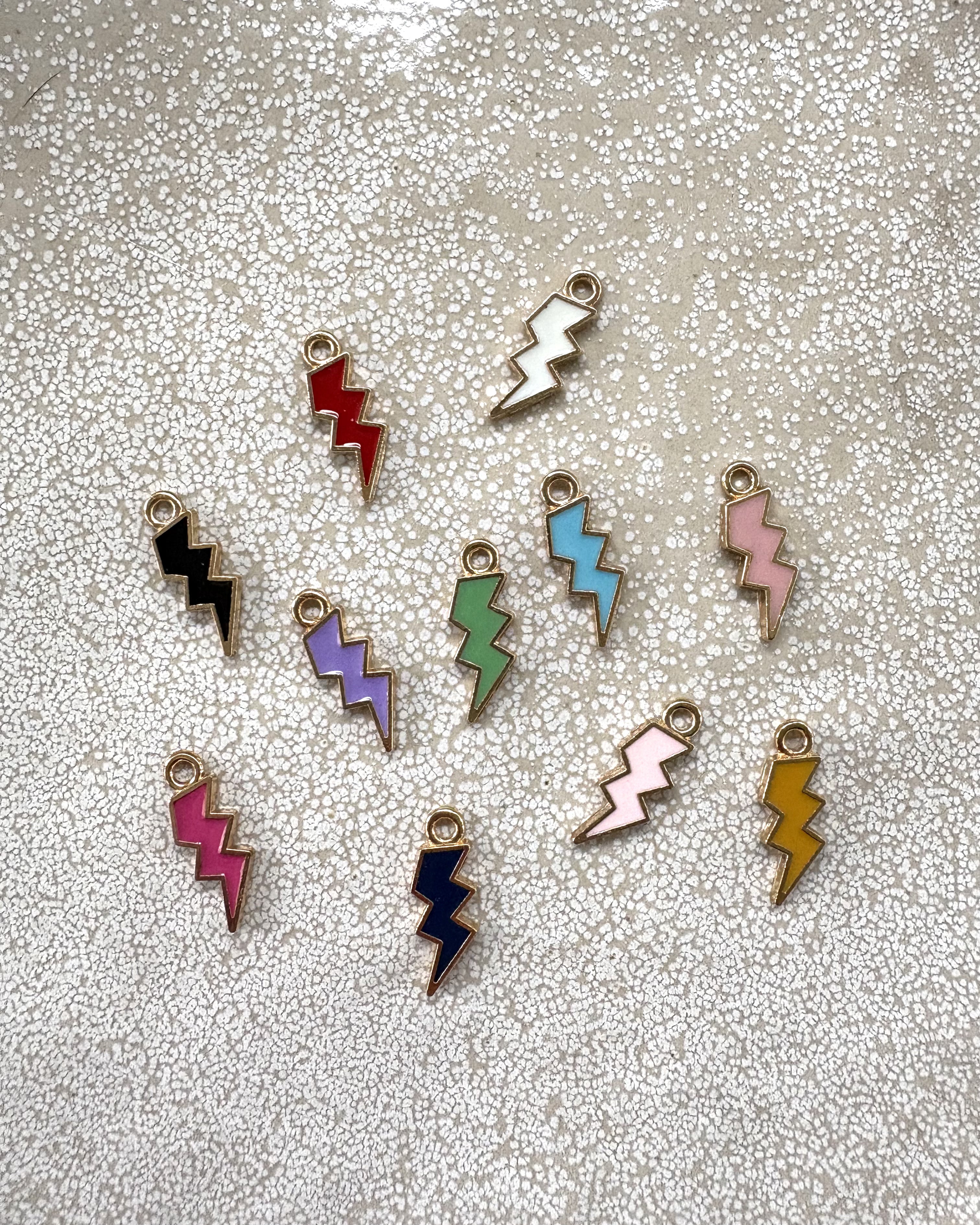 perlesetcreationbijoux - breloque éclair émaillé base en métal dore de 20x7 mm dans différentes couleurs