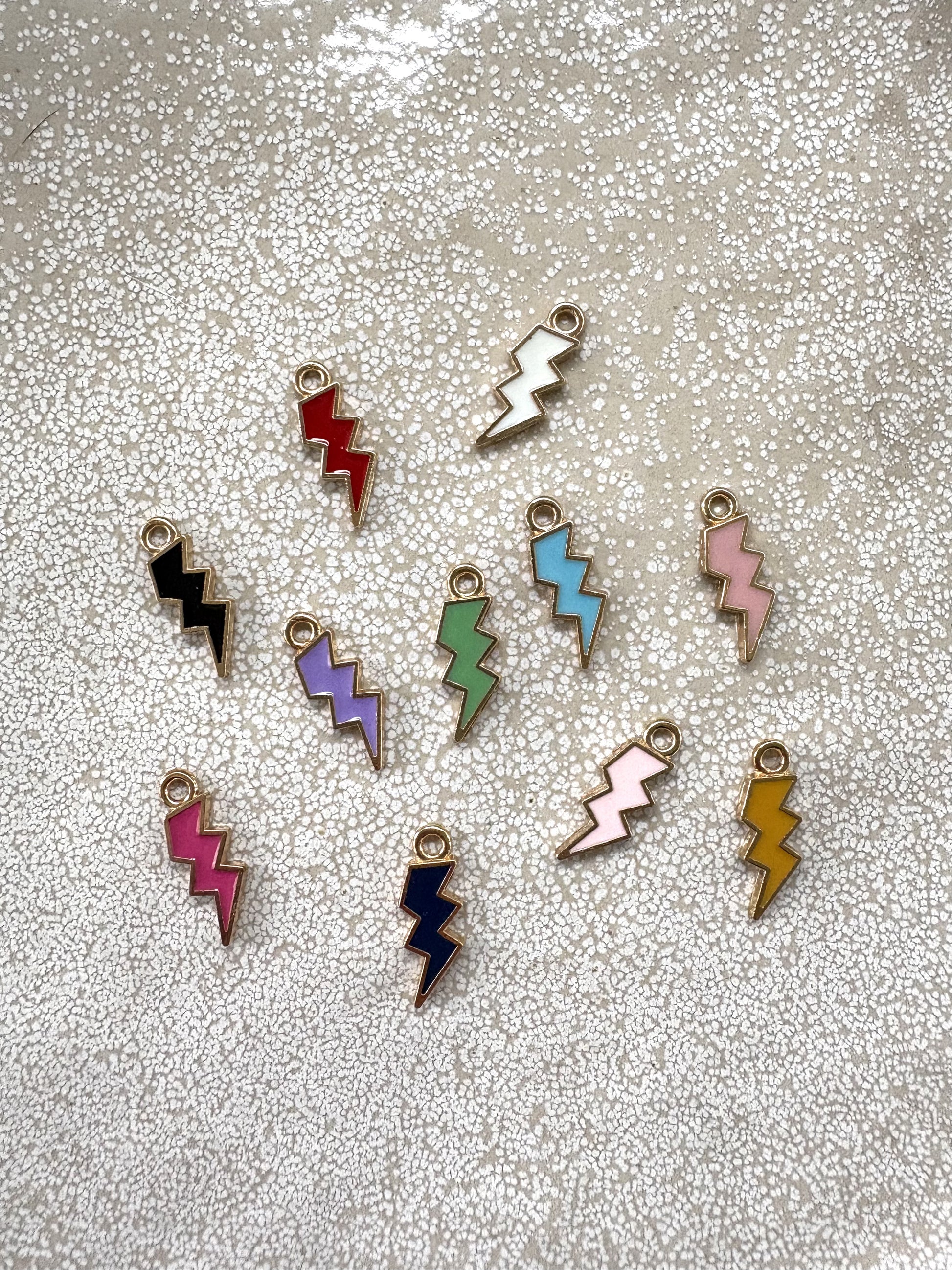 perlesetcreationbijoux - breloque éclair émaillé base en métal dore de 20x7 mm dans différentes couleurs