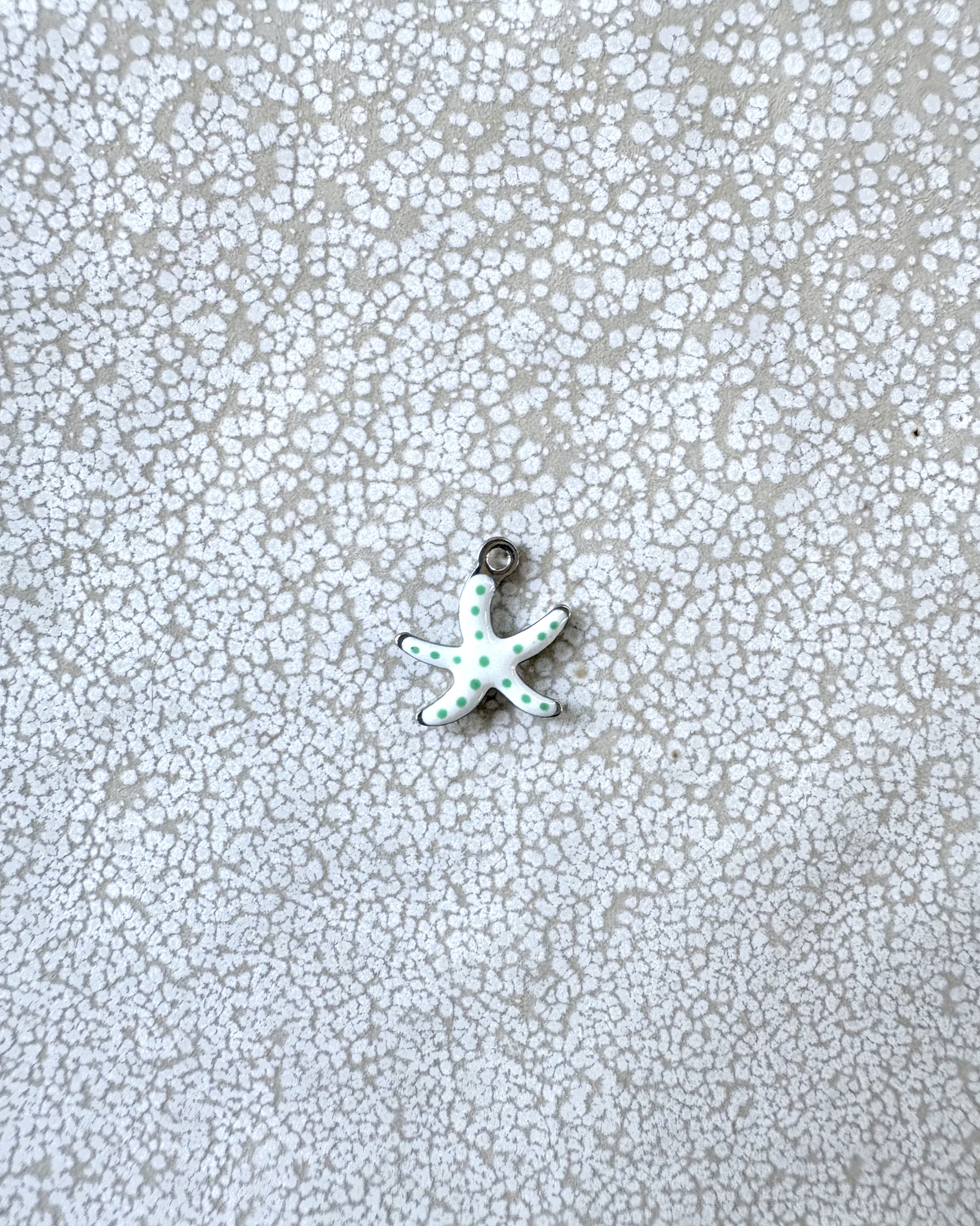 perlesetcreationbijoux - breloque émaillée étoile de mer, base en acier inoxydable 304 argenté de 10,5x10 mm, blanche à pois verts