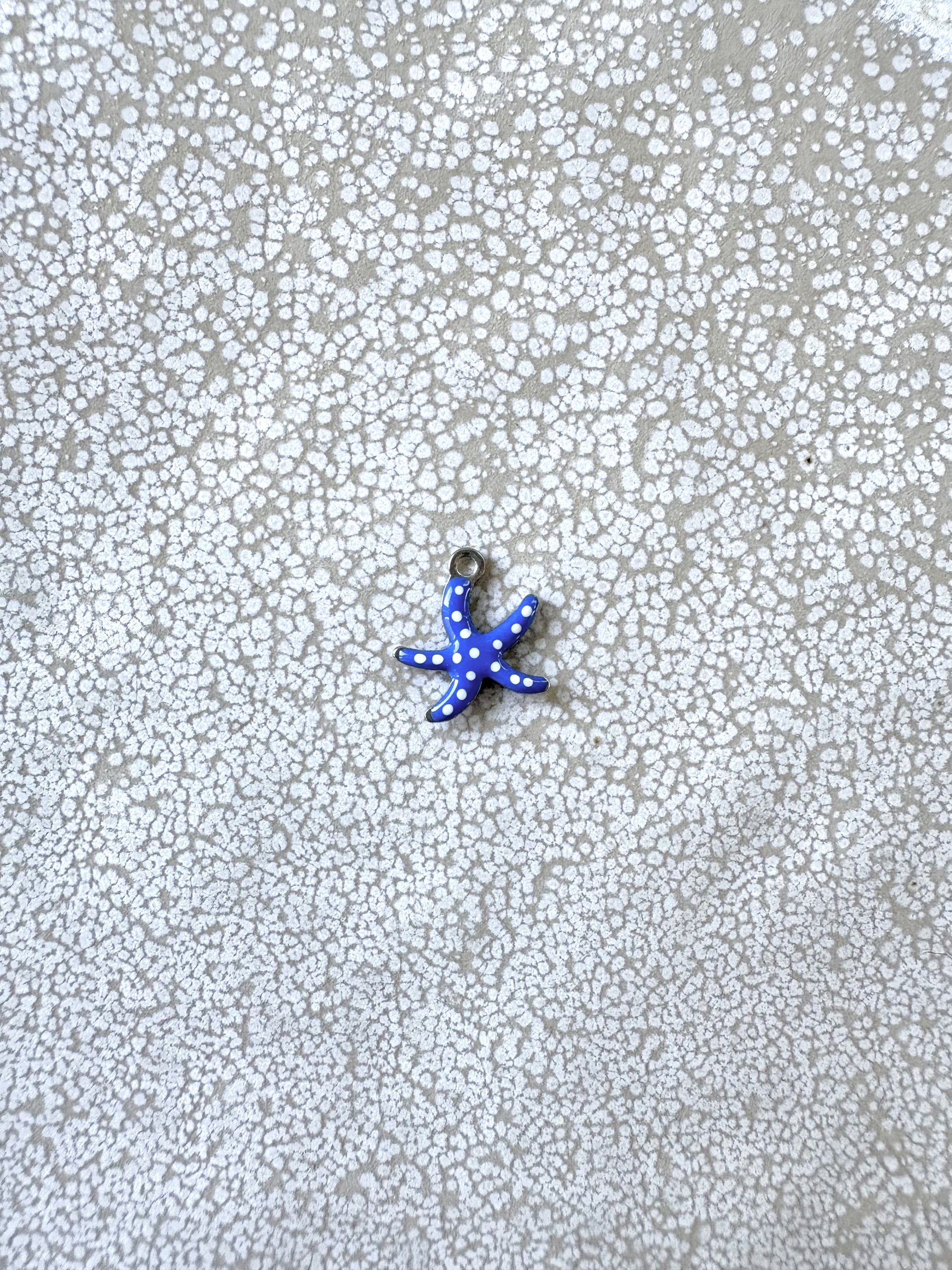 perlesetcreationbijoux - breloque émaillée étoile de mer, base en acier inoxydable 304 argenté de 10,5x10 mm, bleue à pois blancs
