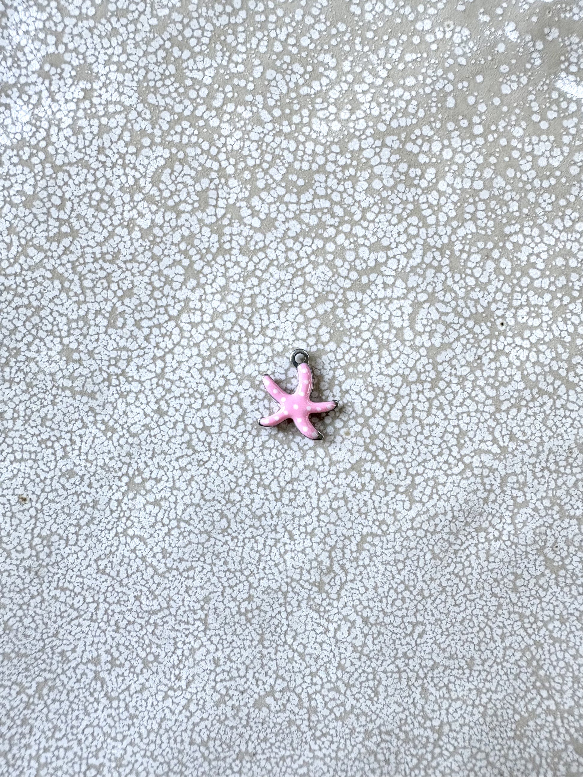 perlesetcreationbijoux - breloque émaillée étoile de mer, base en acier inoxydable 304 argenté de 10,5x10 mm, rose à pois blancs