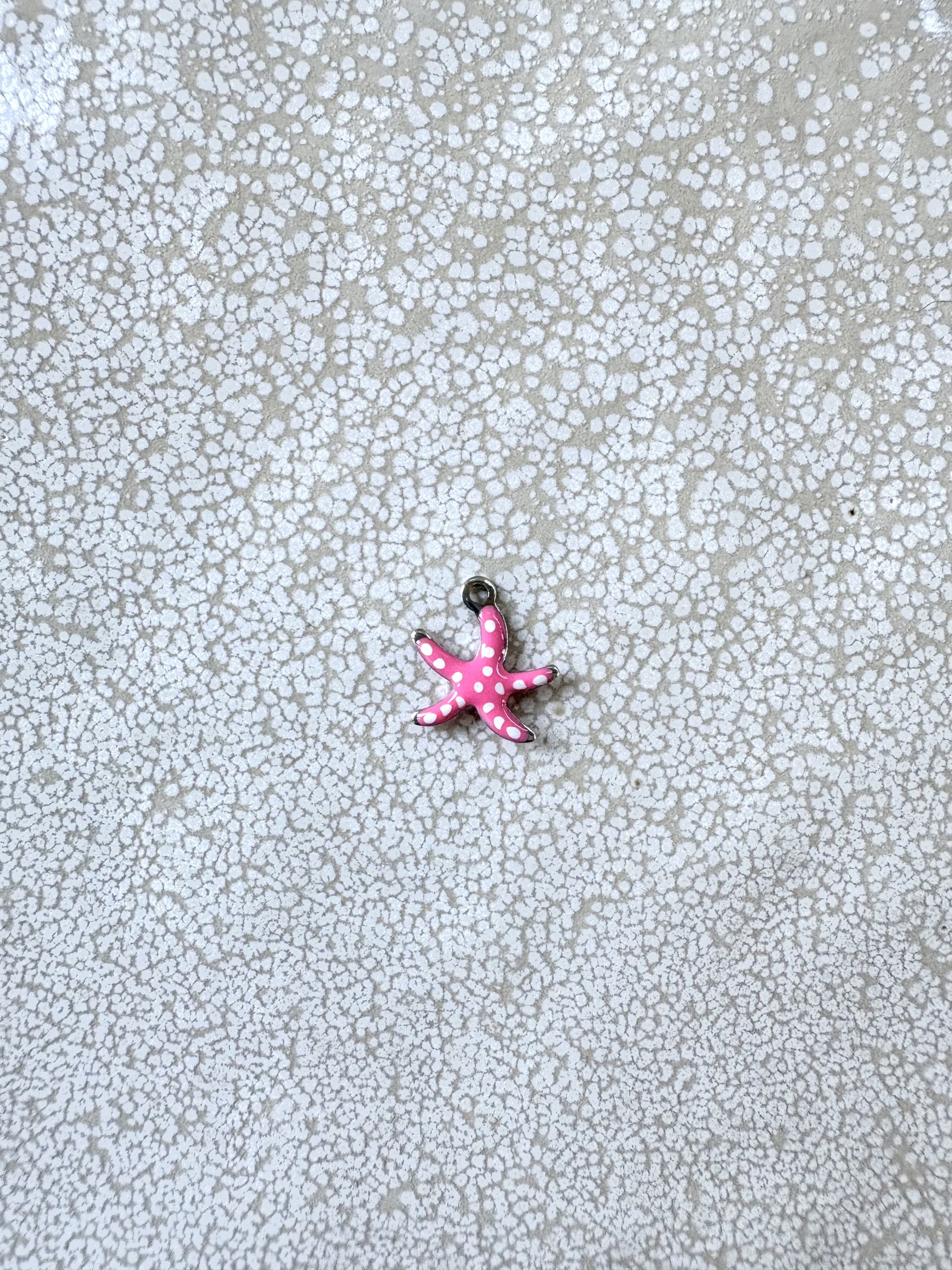 perlesetcreationbijoux - breloque émaillée étoile de mer, base en acier inoxydable 304 argenté de 10,5x10 mm, fuchsia à pois blancs