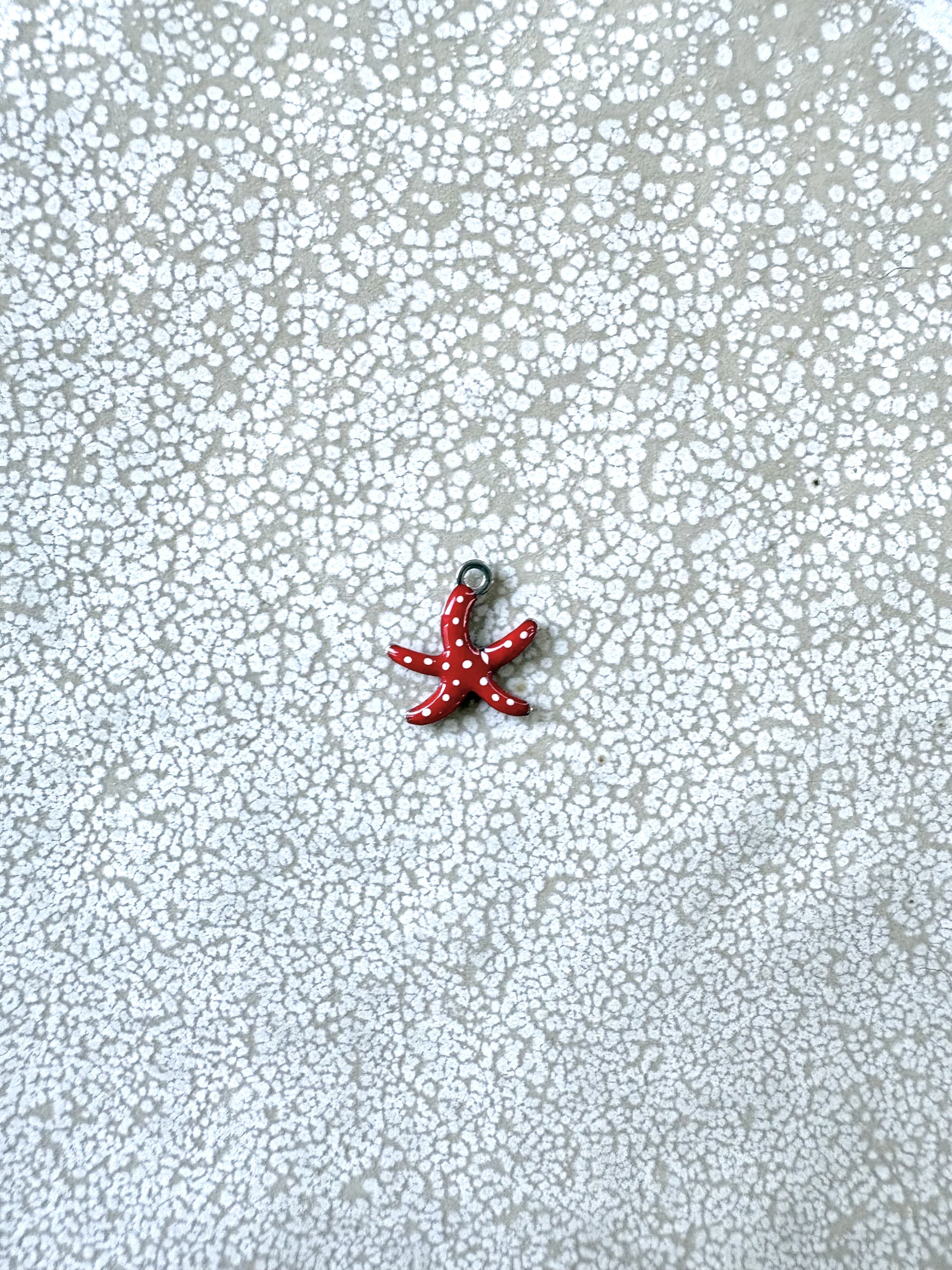 perlesetcreationbijoux - breloque émaillée étoile de mer, base en acier inoxydable 304 argenté de 10,5x10 mm, rouge à pois blancs
