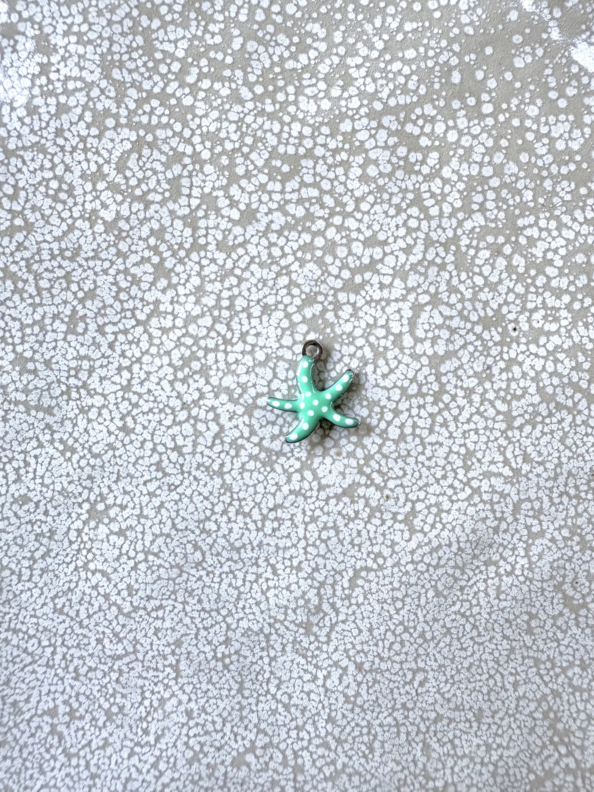 perlesetcreationbijoux - breloque émaillée étoile de mer, base en acier inoxydable 304 argenté de 10,5x10 mm, verte à pois blancs