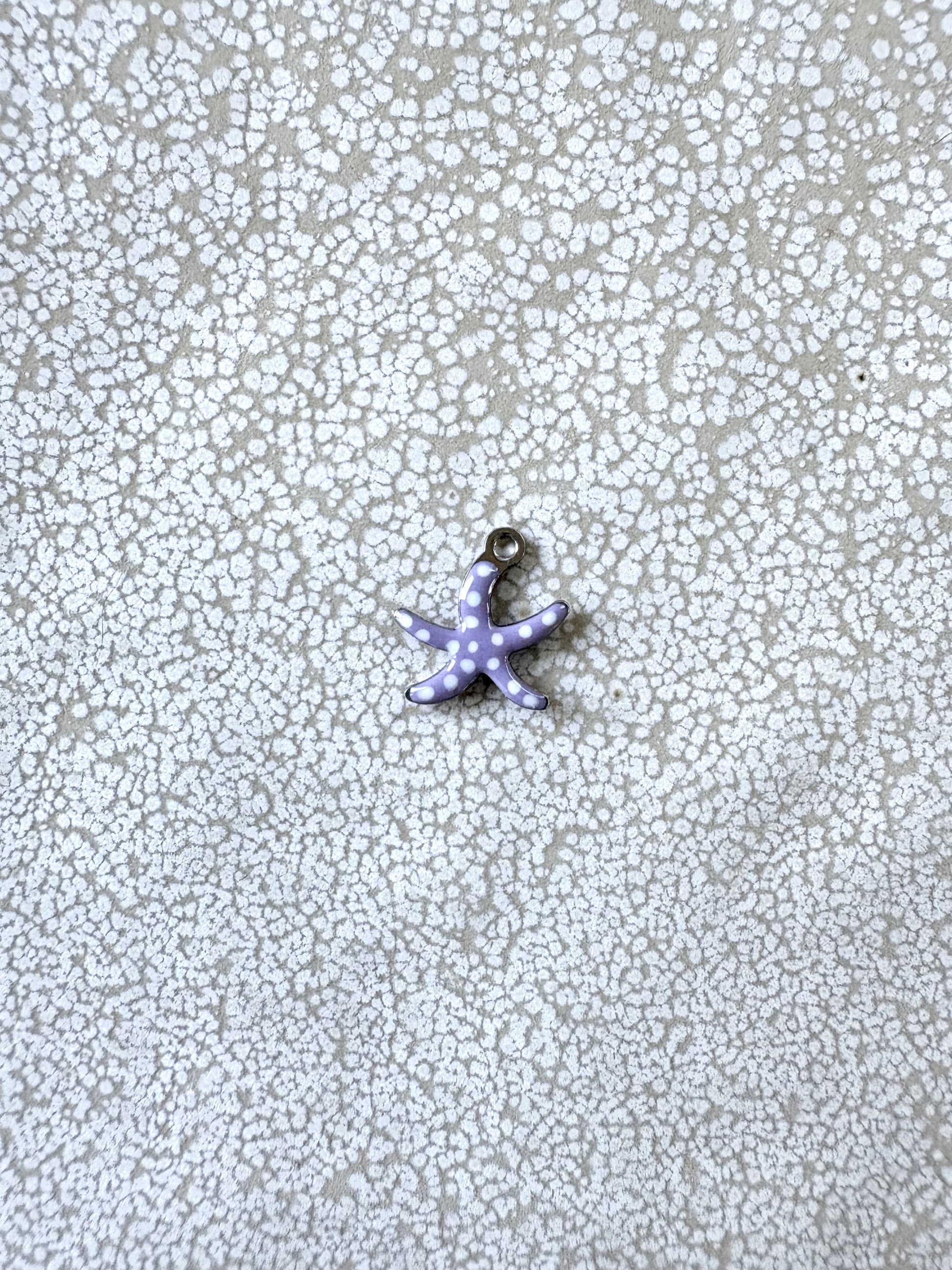 perlesetcreationbijoux - breloque émaillée étoile de mer, base en acier inoxydable 304 argenté de 10,5x10 mm, violette à pois blancs