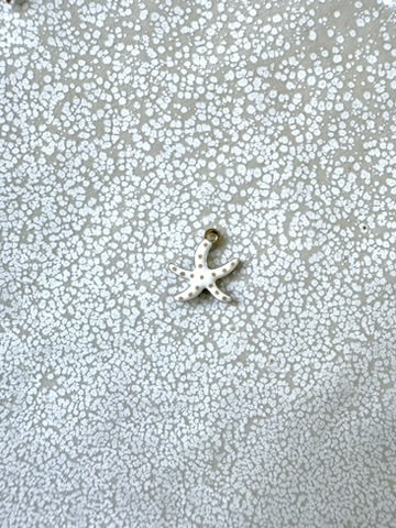 perlesetcreationbijoux - breloque émaillée étoile de mer, base en acier inoxydable 304 doré de 10,5x10 mm, blanche à pois beige