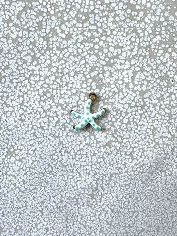 perlesetcreationbijoux - breloque émaillée étoile de mer, base en acier inoxydable 304 doré de 10,5x10 mm, blanchee à pois verts