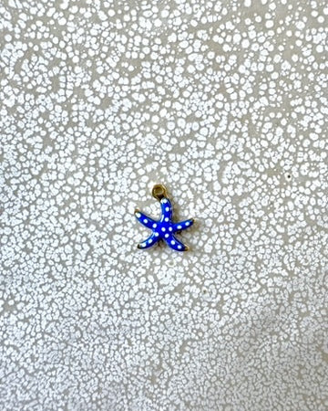 perlesetcreationbijoux - breloque émaillée étoile de mer, base en acier inoxydable 304 doré de 10,5x10 mm, bleue à pois blancs