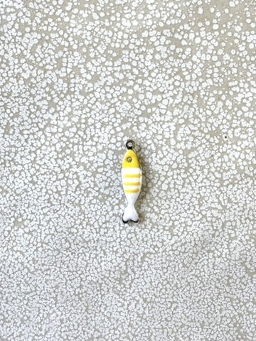 perlesetcreationbijoux - breloque émaillée poisson en acier inoxydable 304 argenté de 18x5 mm jaune et blanc